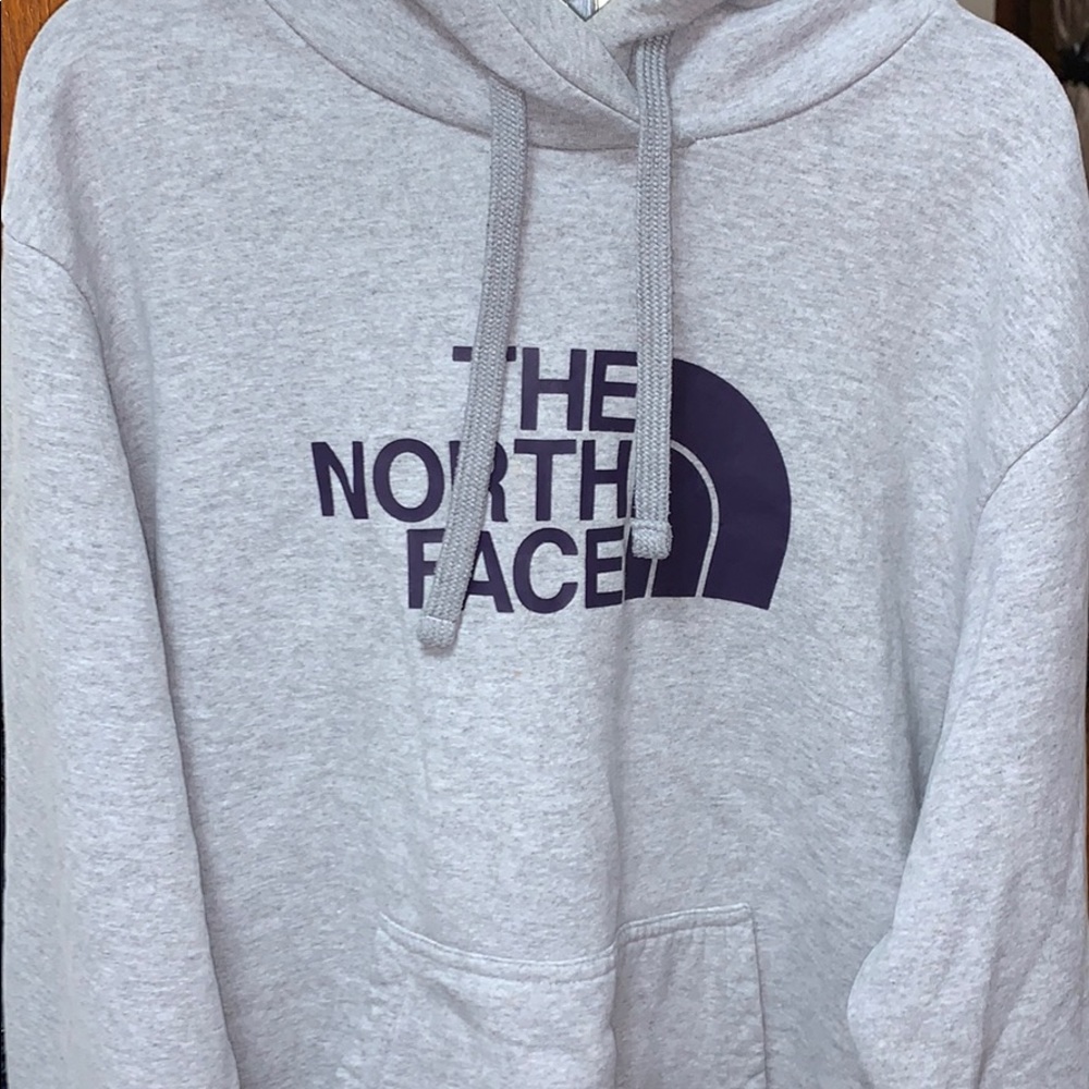 Men’s Medium North Face Sweater!